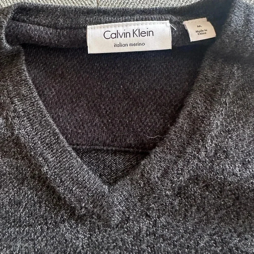 Calvin Klein Gray Italian Merino Wool V-Neck Sweater Men’s Size Medium